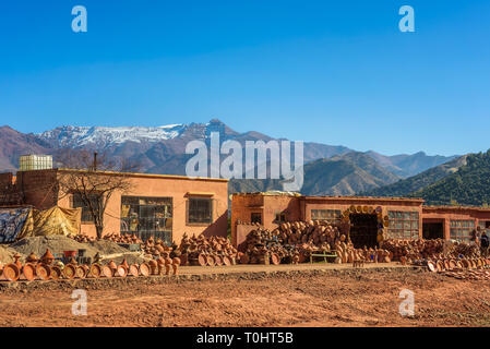 Strada di negozi di souvenir in montagne Atlas, Marocco Foto Stock