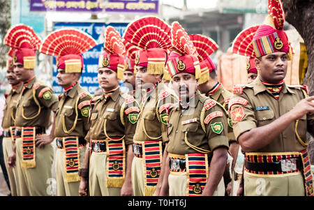 Petrapole-Benapole, Bangaon, Bengala Occidentale, 5 gen, 2019: un ritiro congiunto cerimonia, parata militare mostra la stessa come Wagah Confine tra soldati di Securit Foto Stock