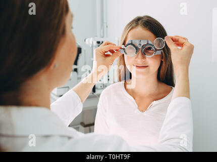 Ragazza avente i suoi occhi controllati presso oculista Foto Stock