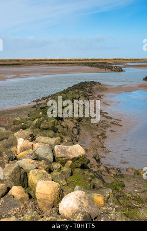 Vista del fangflat con bassa marea dal percorso nazionale del Norfolk Coast Trail vicino a Burnham Overy Staithe, East Anglia, Inghilterra, Regno Unito. Foto Stock