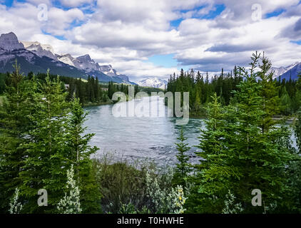 Crinale e il Fiume Bow lungo le Tre Sorelle sentiero percorso in Canmore, Alberta, Canada. Foto Stock