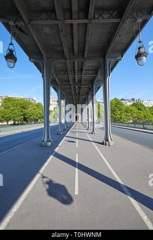 Bir Hakeim bridge a Parigi, in vista prospettica in una chiara giornata estiva in Francia Foto Stock