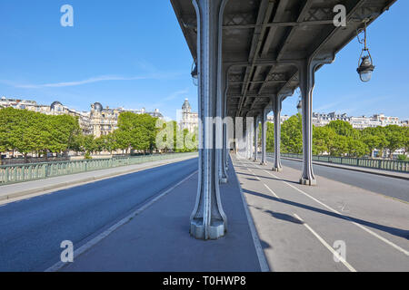 Svuotare Bir Hakeim bridge a Parigi, in vista prospettica in una soleggiata giornata estiva in Francia Foto Stock