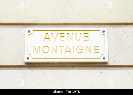 Famosa Avenue Montaigne street sign in lettere dorate a Parigi, Francia Foto Stock