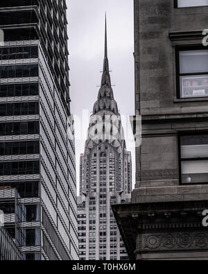 Chrysler Building di New York City, visto qui da street view tra gli edifici. Foto Stock