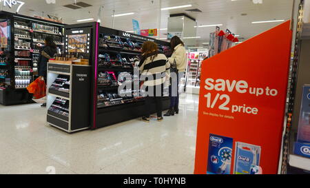 Stivali farmacia in Harrow, London, Regno Unito Foto Stock