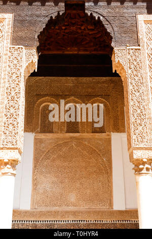 Arabo tradizionale colorato stile antico mosaico in elementi interni. Geometria astratta, intagliato modello vintage a Marrakech, Marocco, Africa Foto Stock