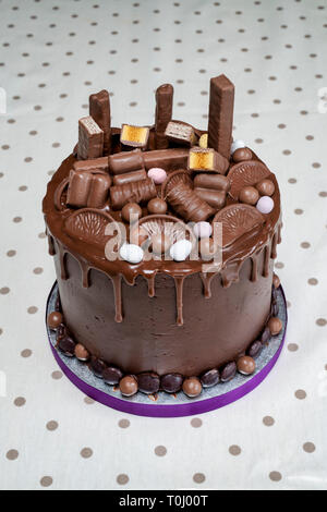 Cioccolato artigianale torta di compleanno con dolci al cioccolato decorazione Foto Stock