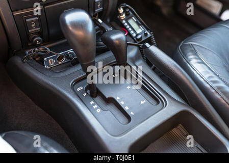 Cambio automatico e asta per modificare tutte le ruote motrici, all'interno del veicolo fuoristrada. Foto Stock