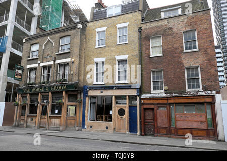 Una fila di edifici a schiera e il cavallo & Groom pub accanto al sito di William Shakespeare Theatre "tenda" Shoreditch Londra UK KATHY DEWITT Foto Stock