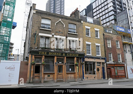 Una fila di edifici a schiera e il cavallo & Groom pub accanto al sito di William Shakespeare Theatre "tenda" Shoreditch Londra UK KATHY DEWITT Foto Stock