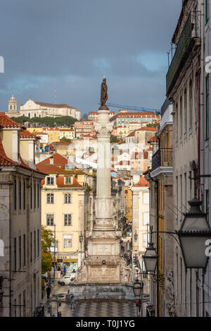 Guardando la colonna di Pedro IV, Piazza Rossio, Lisbona, Portogallo Foto Stock