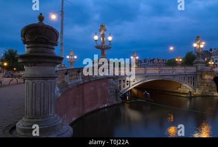 Blu Blauwbrug ponte sul fiume Amstel di Amsterdam in serata primaverile, Olanda. Foto Stock