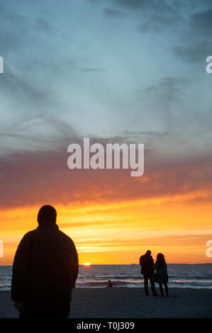 Le figure sulla spiaggia al tramonto a Santa Monica, CA Foto Stock