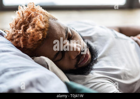 Ritratto di una buona ricerca tranquillo giovane uomo Foto Stock