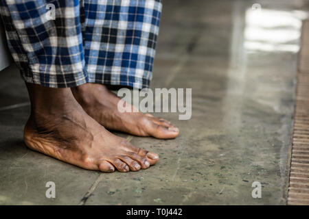 Piedi di una bella African American uomo a contatto con il pavimento Foto Stock