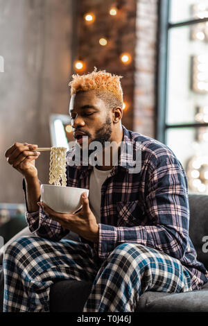 Piacevole African American uomo apre la sua bocca Foto Stock