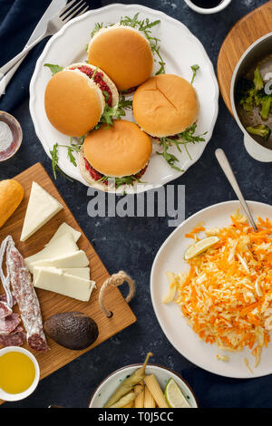 Summer Party food concept vista dall'alto vari cibi sulla tavola laici piatta Foto Stock
