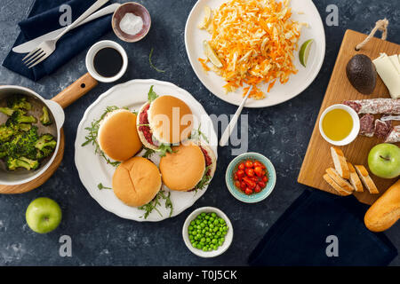 Summer Party food concept vista dall'alto vari cibi sulla tavola laici piatta Foto Stock