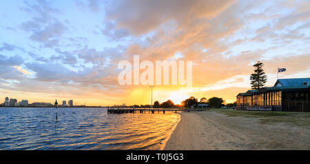 South Perth Foreshore, il ristorante Boatshed e Coode Street Jetty. a sunrise. WA Foto Stock