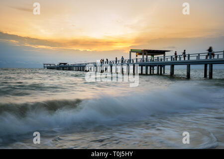 Il molo di legno tra il tramonto a Phuket, Tailandia. Estate, Viaggi, vacanze e concetto di vacanza. Foto Stock