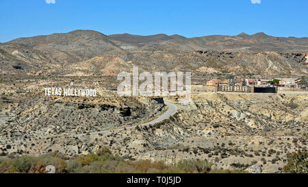 'Texas Hollywood' segno sulle colline al di fuori di Fort Bravo western parco a tema in Tabernas, Almeria, Spagna. Foto Stock