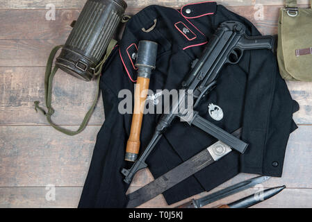 Ww2 esercito tedesco attrezzature di campo con casco e una mitragliatrice Foto Stock