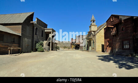 La strada principale di stile occidentale, città precedentemente un set cinematografico a Fort Bravo, nei pressi di Tabernas in Almeria, Spagna. Foto Stock