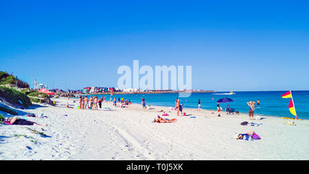 Porto Spiaggia su una calda giornata estiva con Fremantle in distanza. Foto Stock