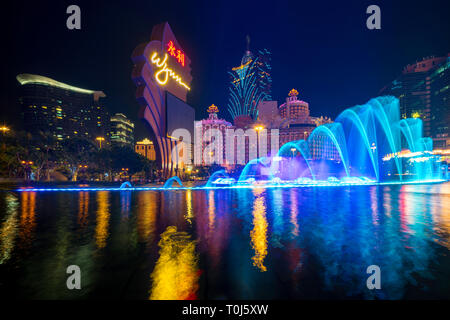 Molto bella e vivace cittã con un sacco di luminose insegne al neon. Foto della fontana danzante spettacolo presso il famoso hotel Wynn. Foto Stock