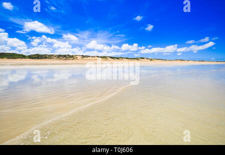 Cable Beach, Broome, una bella giornata di sole in spiaggia di Cable Beach, Broome, Australia occidentale Foto Stock