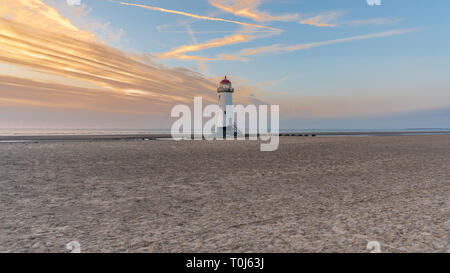 Tramonto al punto di Ayr Lighthouse vicino a Talacre, Flintshire, Clwyd, Wales, Regno Unito Foto Stock