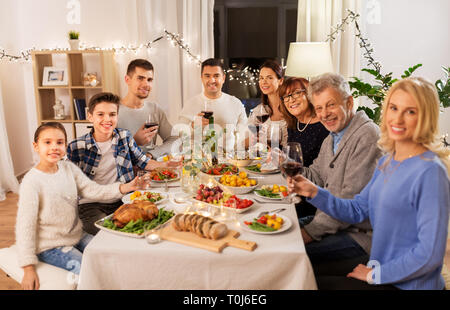 La famiglia felice con cena a casa Foto Stock