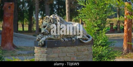 Statua di bronzo di un Lion sul piedistallo di mattoni Foto Stock