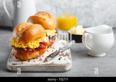 Panini colazione con uova strapazzate Foto Stock