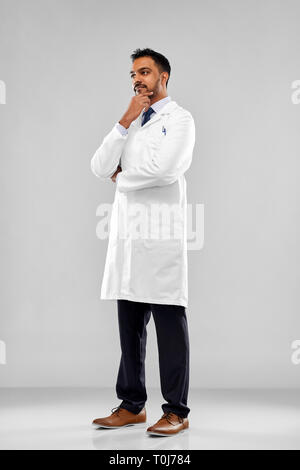 Maschio sorridente medico o scienziato in camice bianco Foto Stock