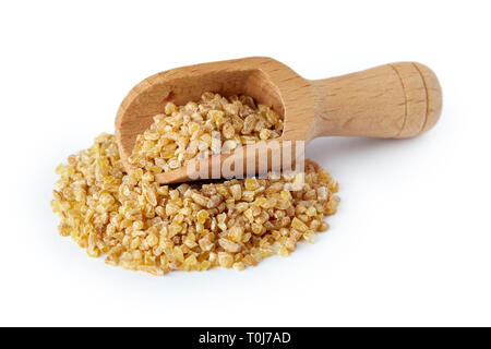 Non cotti materie bulgur di chicchi di grano nel convogliatore di legno isolato su sfondo bianco Foto Stock