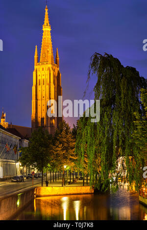 Chiesa di Nostra Signora e il canale. Bruges Bruges, Belgio Foto Stock