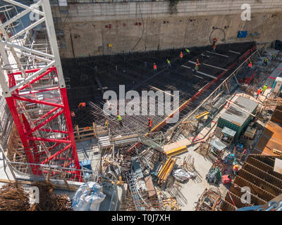 I siti di costruzione, le fondazioni del Gruppo Unipol sede, Torre Unipol, nuovo grattacielo a Milano, lombardia, italia. Lavoratori sul luogo di lavoro, nuovi edifici Foto Stock