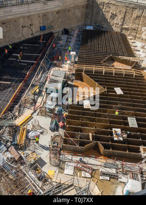 I siti di costruzione, le fondazioni del Gruppo Unipol sede, Torre Unipol, nuovo grattacielo a Milano, lombardia, italia. Lavoratori sul luogo di lavoro, nuovi edifici Foto Stock