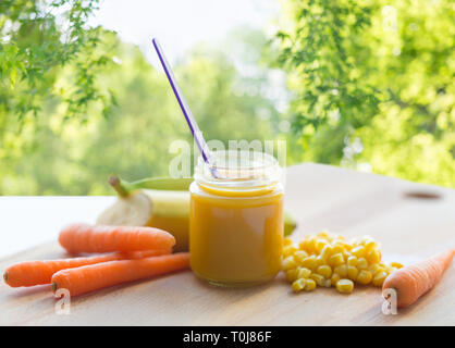 Purè o cibo per neonati con frutta e verdura Foto Stock