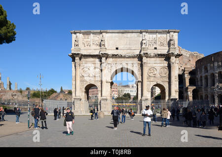 Turisti e Arco di Costantino (AD315) Arco Trionfale o Monumento della Vittoria sulla Via Triumphalis, Forum, Roma, Italia Foto Stock