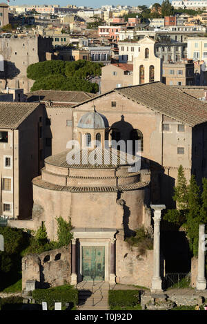 Tempio circolare di Romolo AD 307, convertito alla chiesa dei Santi Cosma e Domiano in 527, il Foro Romano e la vista sui tetti di Roma Italia Foto Stock