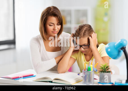 Madre aiutare mia figlia a difficili compiti Foto Stock