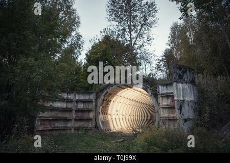 Abbandonato il missile balistico bunker in foresta, un retaggio della guerra fredda Foto Stock
