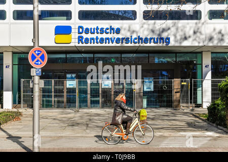 Alto, regime pensionistico tedesco, dam Hohenzollern, villaggio Wilmers, Berlino, Germania, Hochhaus, Deutsche Rentenversicherung, Hohenzollerndamm, Wilmers Foto Stock