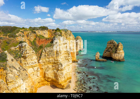 Costa Algarve Portogallo Praia do Camilo un riparo spiaggia sabbiosa vicino a Ponta da Piedade le formazioni rocciose costiere Algarve Portogallo UE Europa Foto Stock