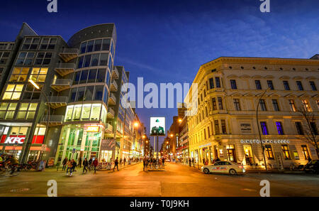 Il Checkpoint Charlie, il centro di Berlino Mitte, Deutschland Foto Stock