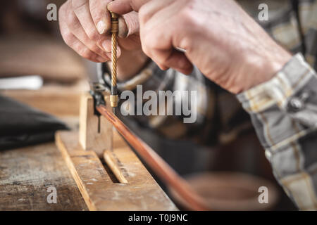 Stretta di mano utilizzando un trapano in miniatura Foto Stock