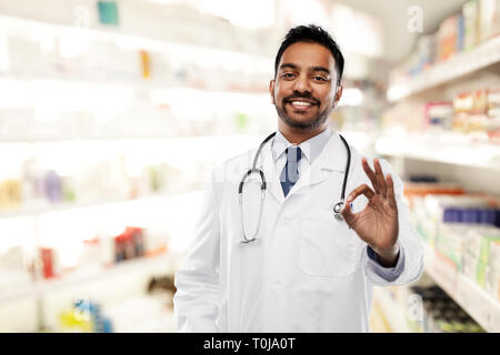 Sorridente maschio indiano medico mostrando gesto ok Foto Stock